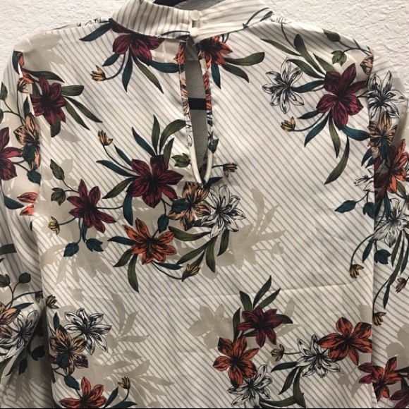 NWT Floral Blouse - Picture 5 of 7